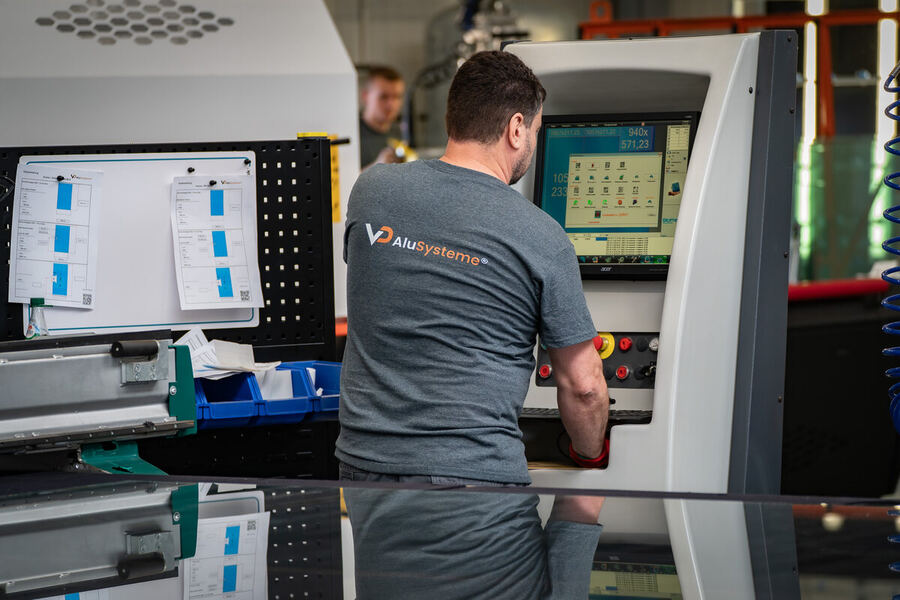 Profiles are cut and machined on a CNC line to the drawing of the individual structure. Photograph from the plant of VD AluSysteme.