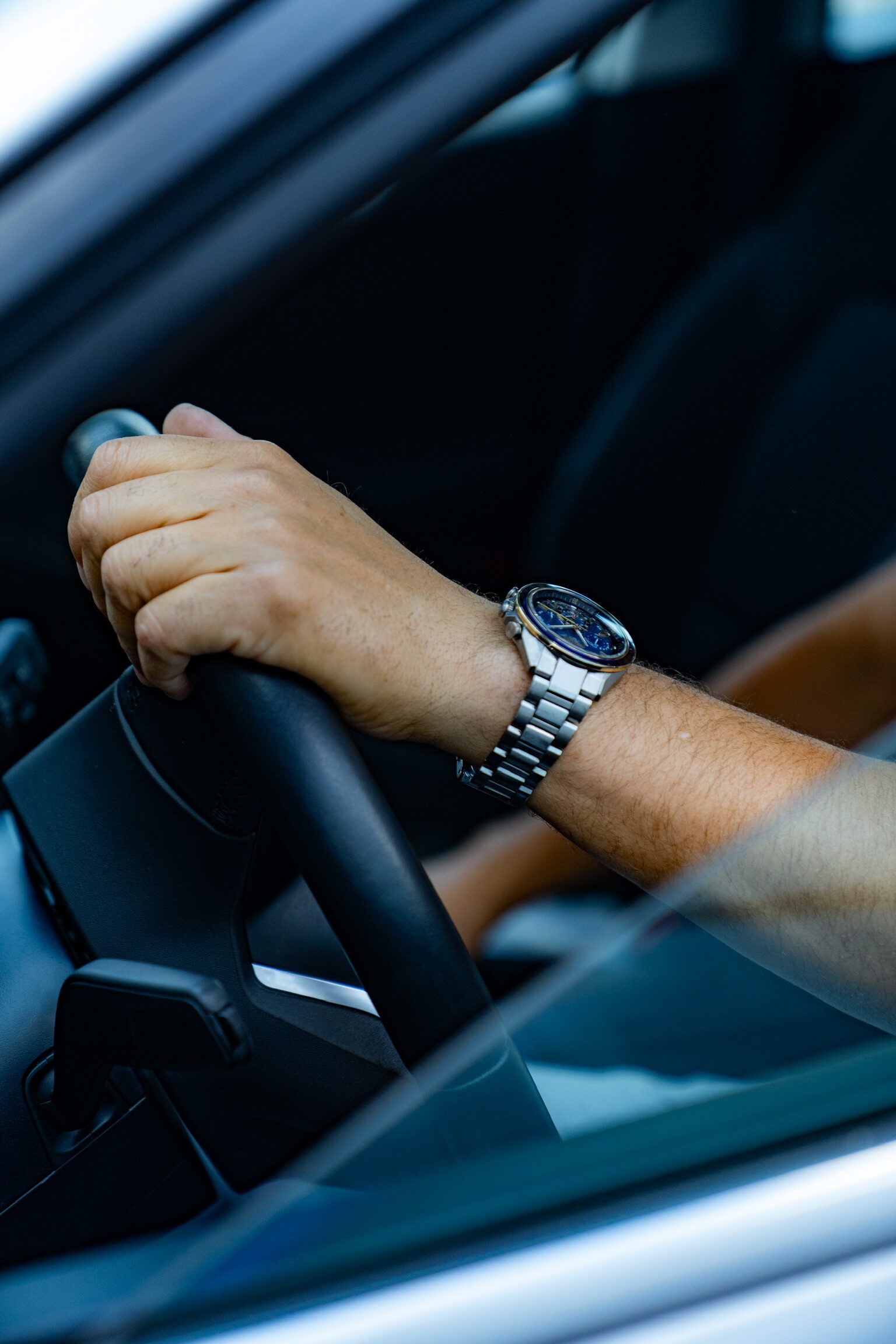 Hand am Lenkrad eines Fahrzeugs