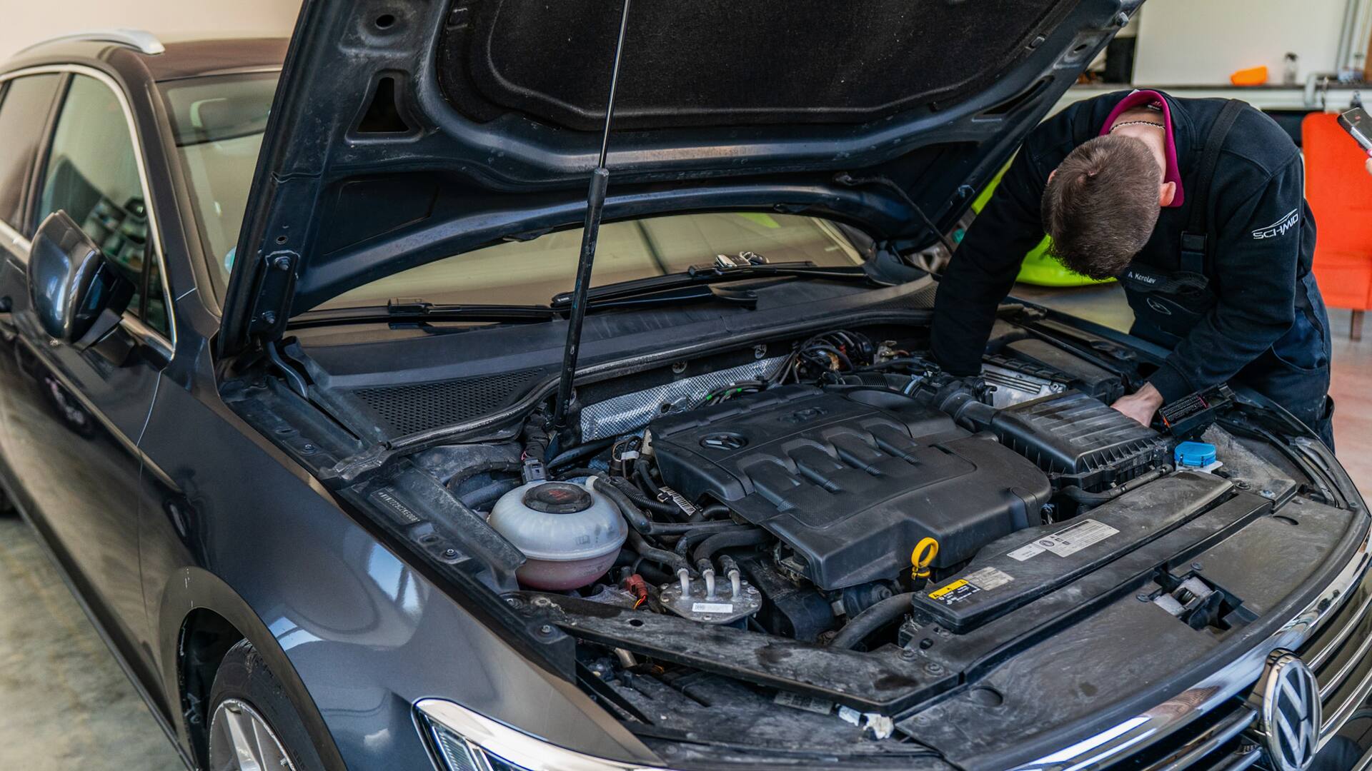 Mechaniker prüft den Motorraum eines Fahrzeugs