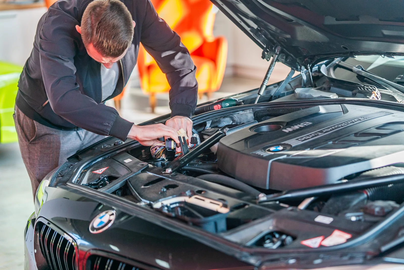 Arbeit am Steuergerät eines BMW in der Destacar-Werkstatt