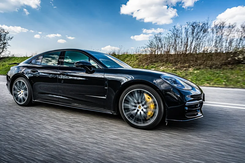 Отполированный чёрный Porsche Panamera