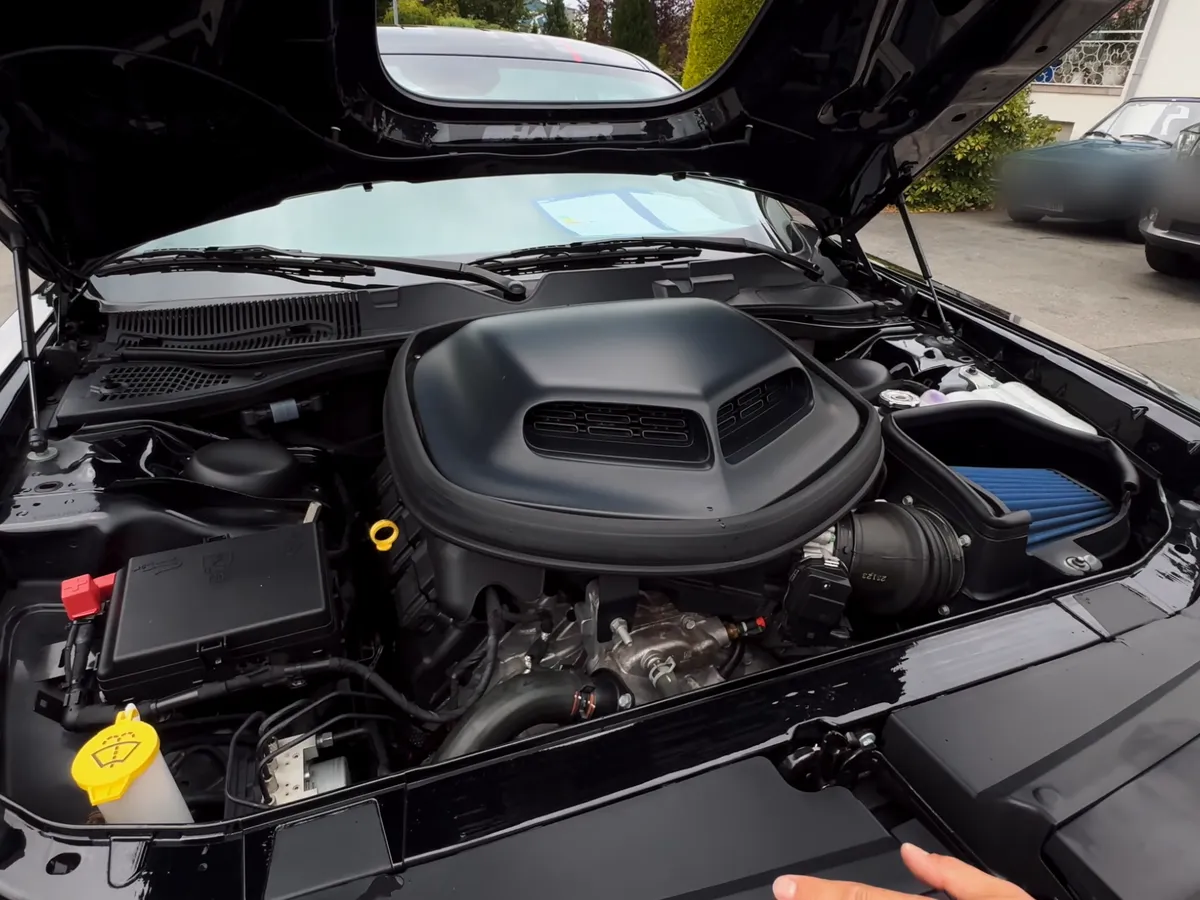 Подкапотное пространство Dodge Challenger с V8 HEMI под чёрной крышкой