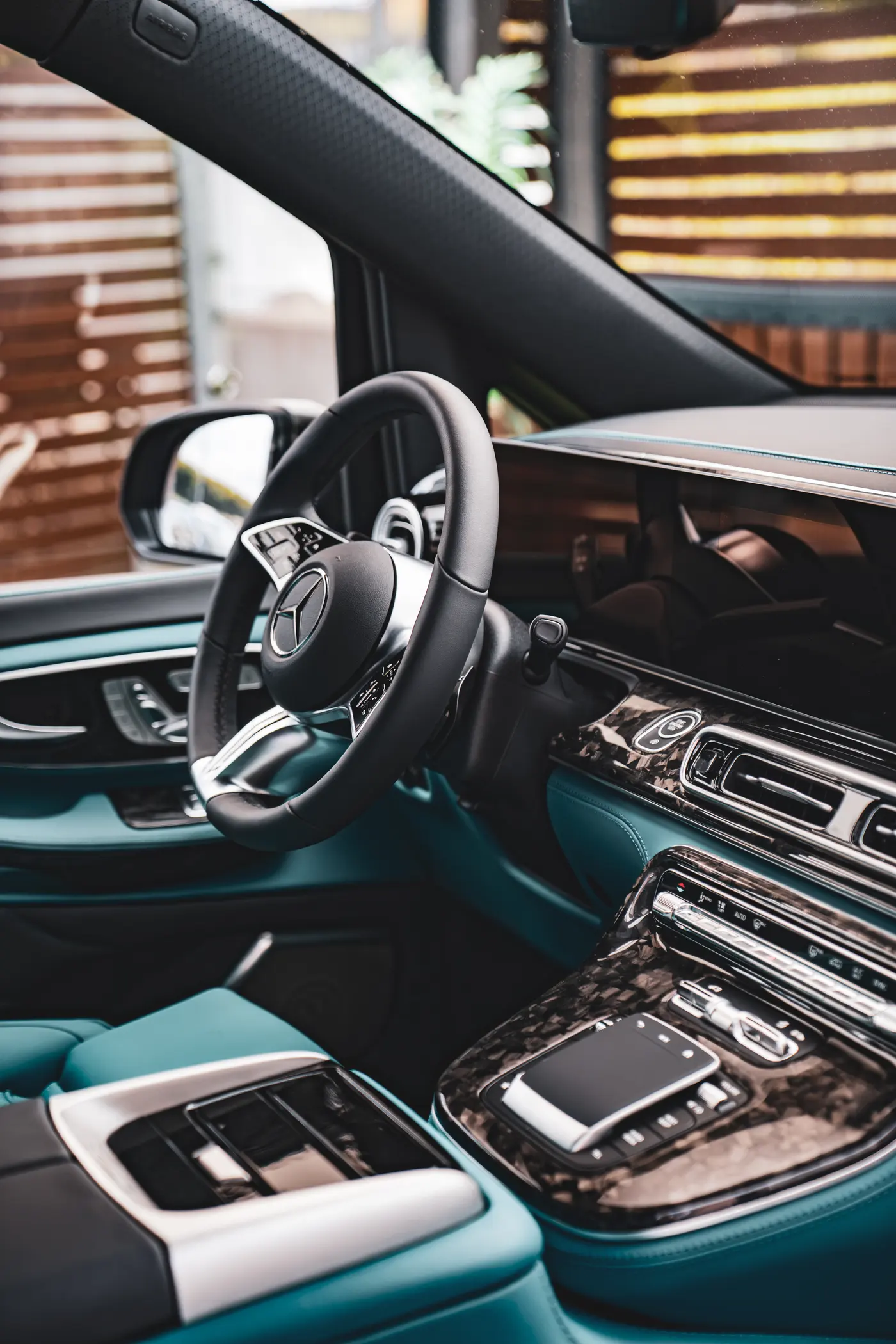 Передняя часть бирюзового салона Mercedes-Benz V-Class