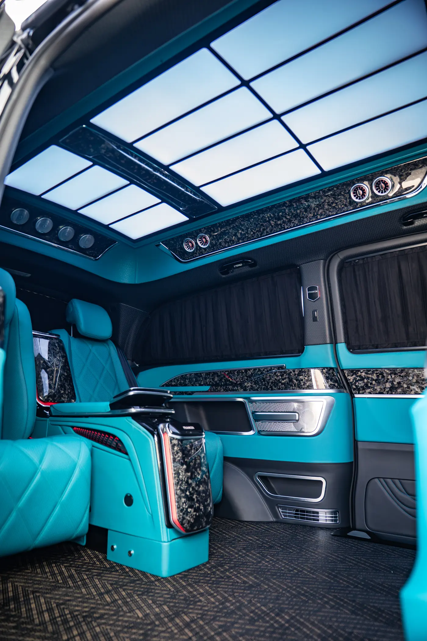 Бирюзовый пассажирский салон Mercedes-Benz V-Class от Franken Autodesign