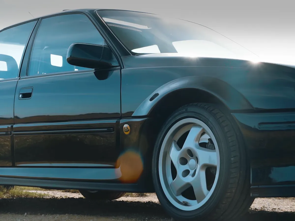 Seitenansicht des Opel Lotus Omega mit Lotus-Felge