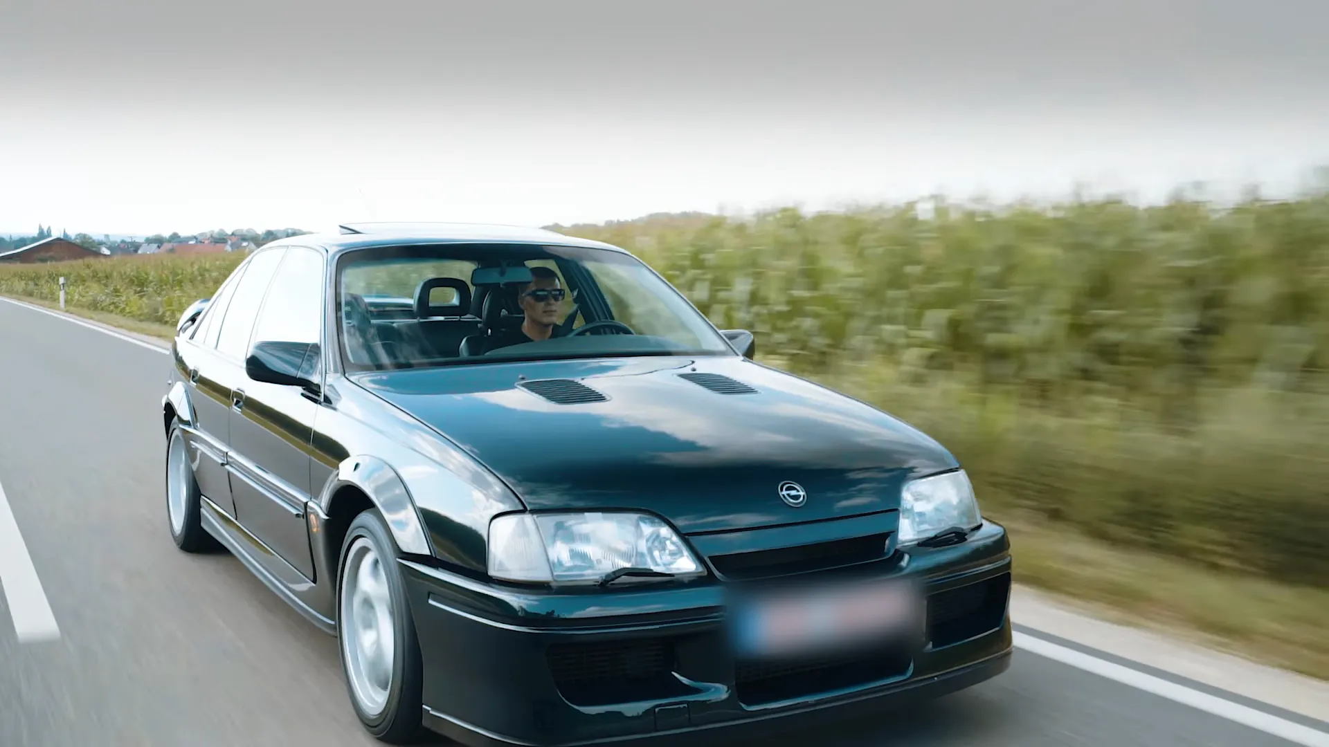 Dunkelgrüner Opel Lotus Omega Nr. 0571 auf einer Landstraße