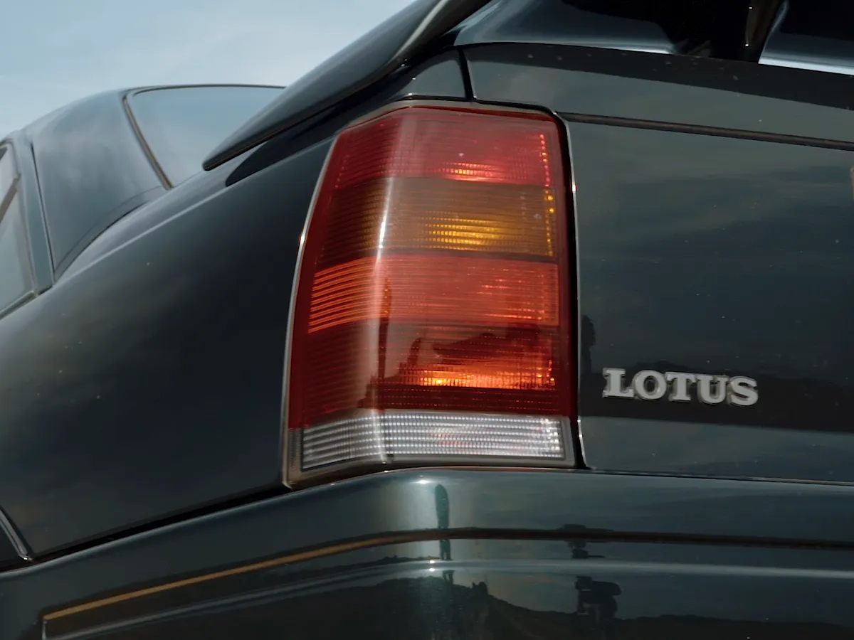 Rückleuchte und LOTUS-Schriftzug auf dem Kofferraumdeckel