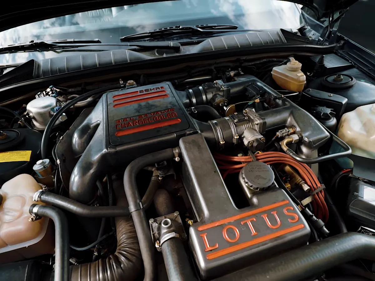 Motorraum des Opel Lotus Omega mit LOTUS-Abdeckung
