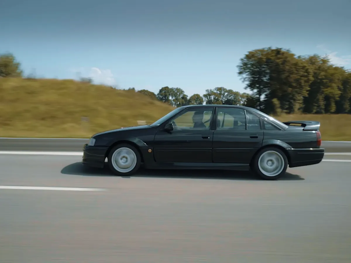 Opel Lotus Omega im Profil auf der Autobahn