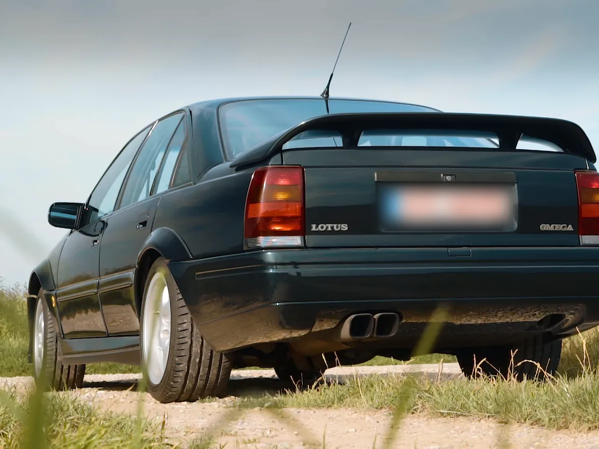 Opel Lotus Omega von hinten: Heckflügel, Schriftzüge Lotus und Omega, zwei Endrohre