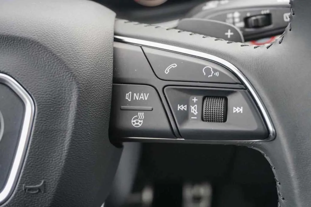 Illustration for the article "Audi SQ7 from Germany: the story of buying a car in Germany"