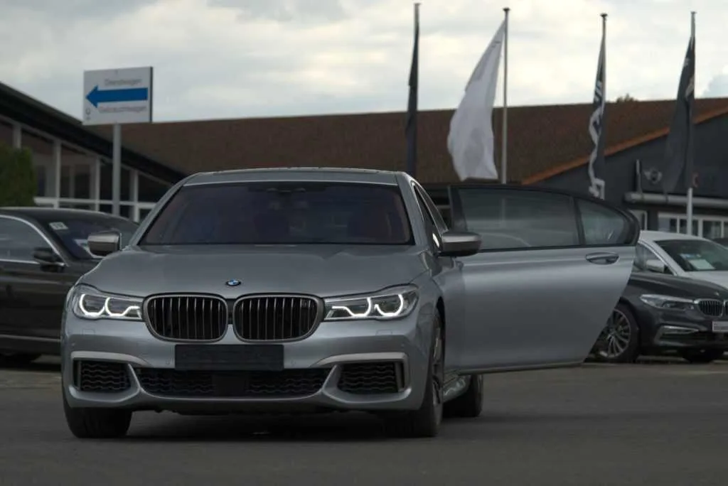 Illustration for the article "Cars from Germany to Romania: how to find one and register it"