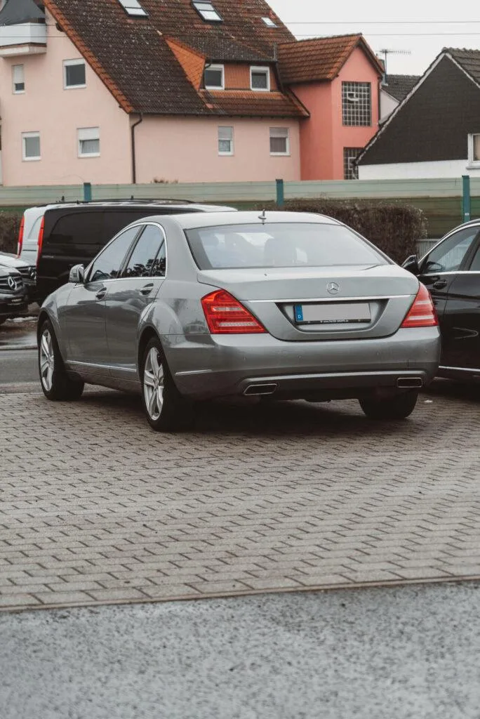 Illustration for the article "Buying a car in Germany: private seller or dealer?"