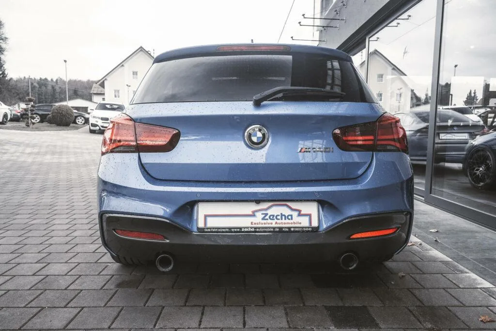 Illustration for the article "Buying a car in Germany: private seller or dealer?"
