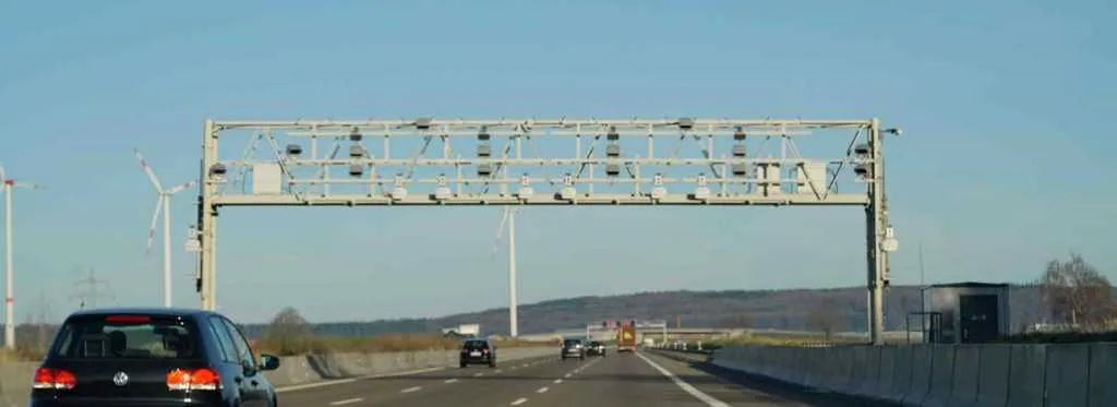 Illustration zum Beitrag „Zu schnell auf deutschen Autobahnen: das kostet Bußgeld“