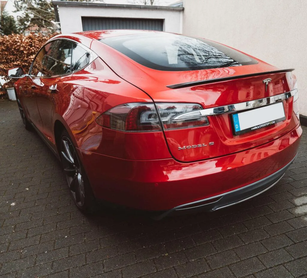 Illustration for the article "Running an electric car vs a combustion car in Germany"