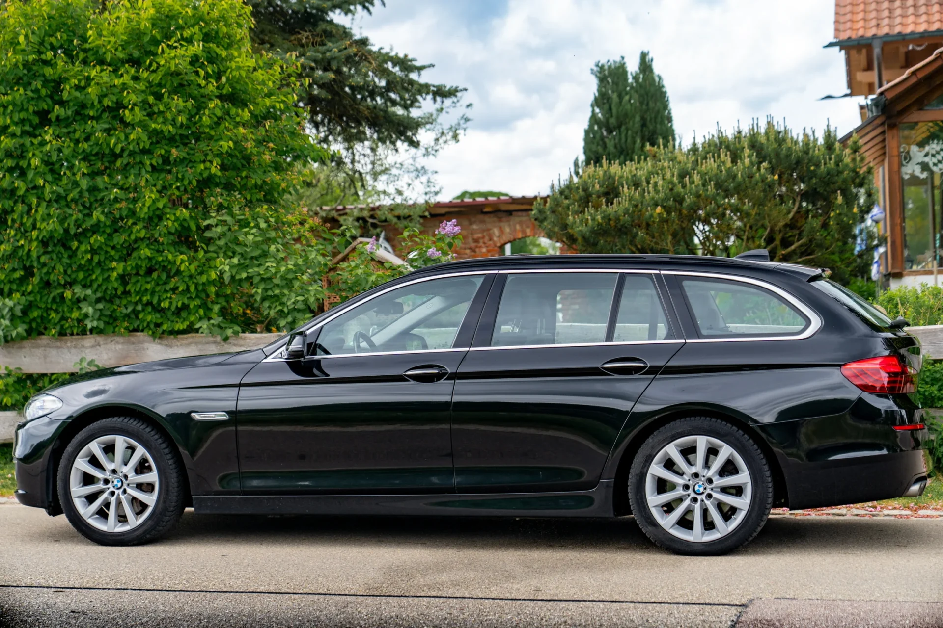 BMW 525d Touring · Panoramic roof · Harman Kardon · Tow bar · 3
