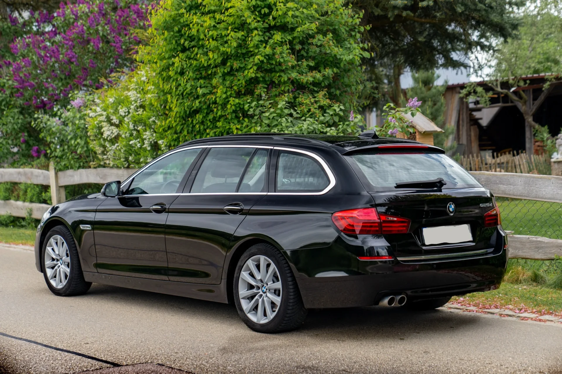 BMW 525d Touring · Panoramic roof · Harman Kardon · Tow bar · 4