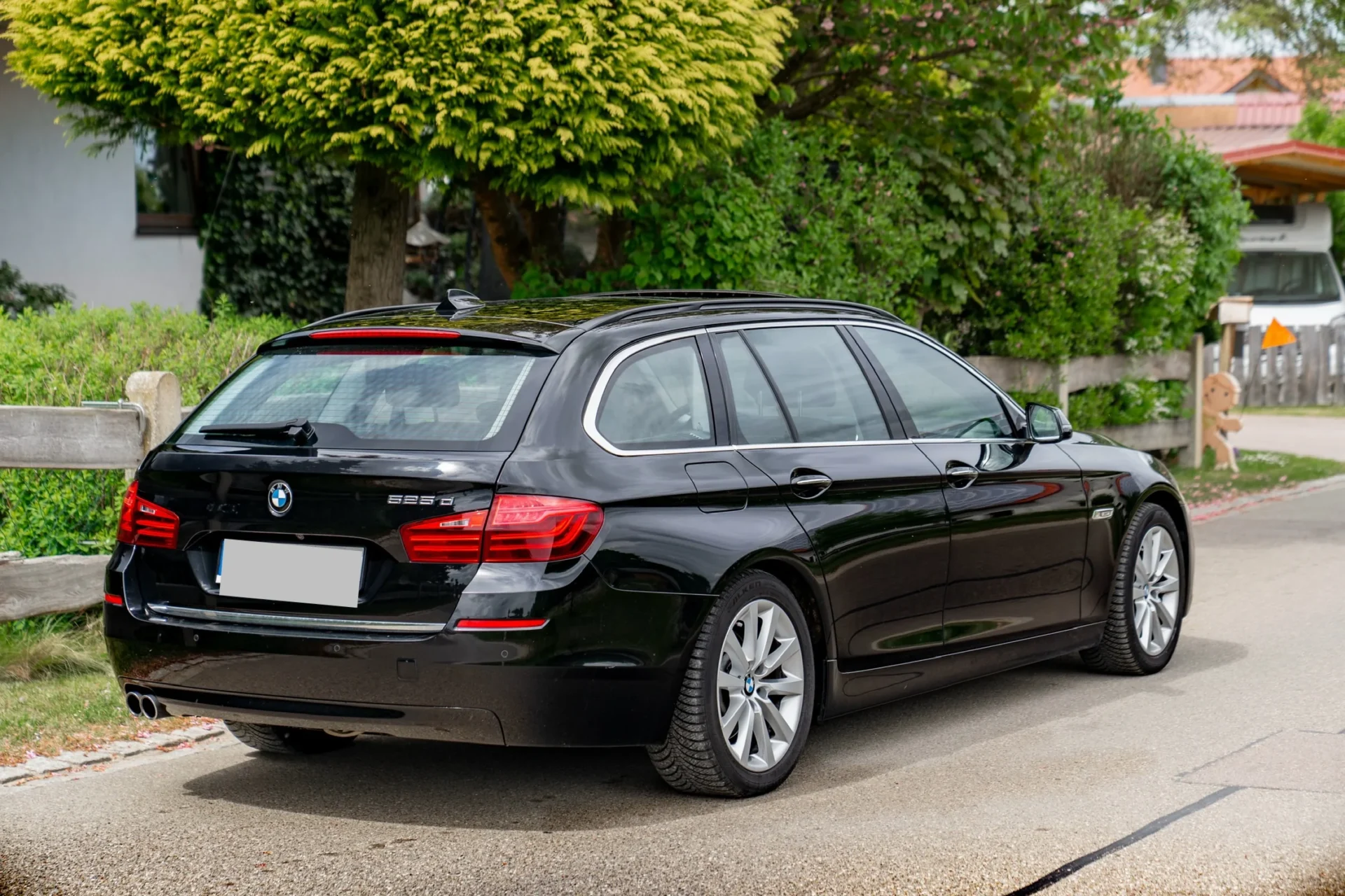 BMW 525d Touring · Panoramic roof · Harman Kardon · Tow bar · 6
