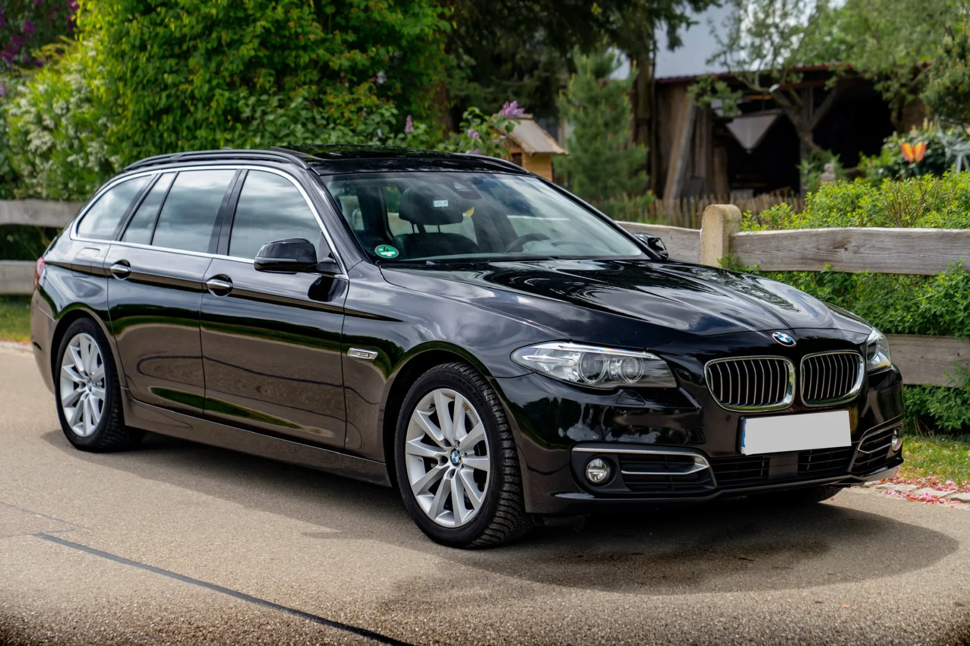 BMW 525d Touring · Panoramic roof · Harman Kardon · Tow bar · 7
