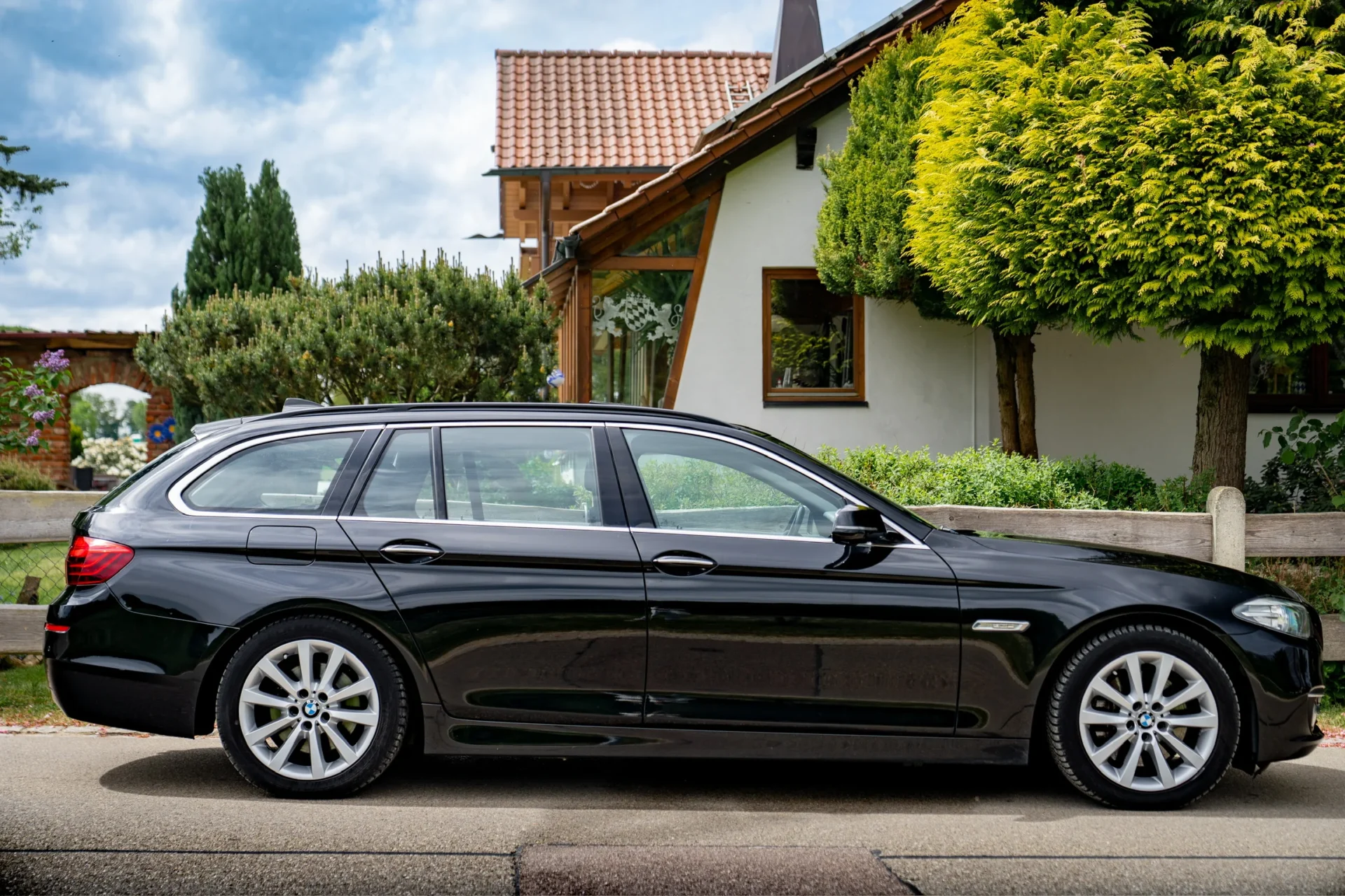 BMW 525d Touring · Panoramic roof · Harman Kardon · Tow bar · 8