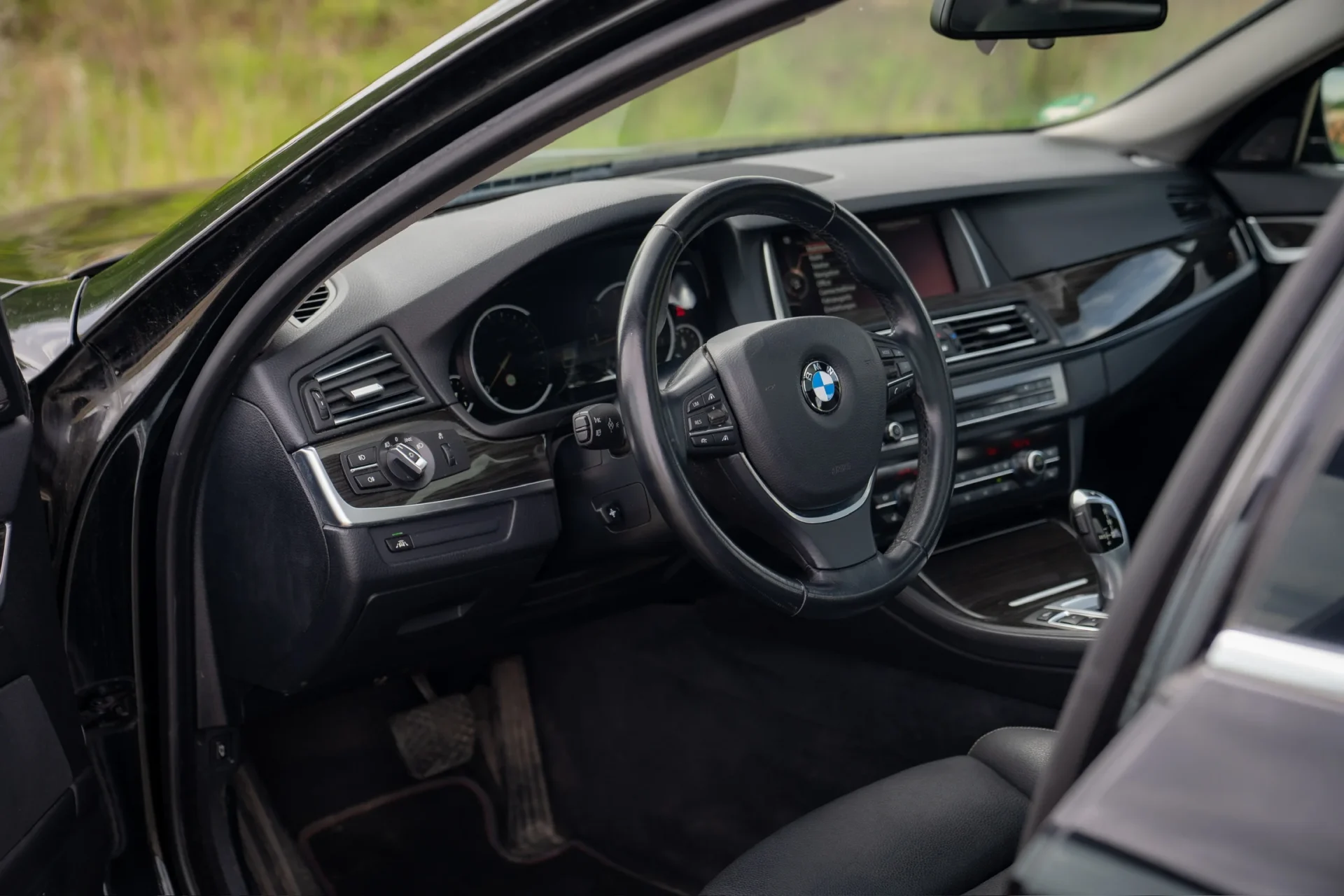 BMW 525d Touring · Panoramic roof · Harman Kardon · Tow bar · 17
