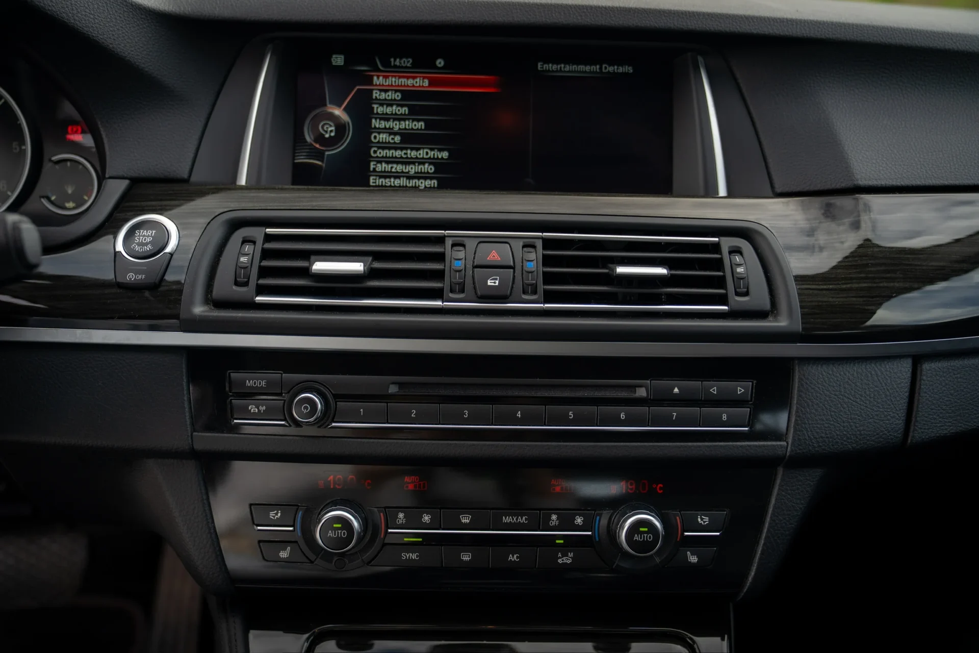 BMW 525d Touring · Panoramic roof · Harman Kardon · Tow bar · 22
