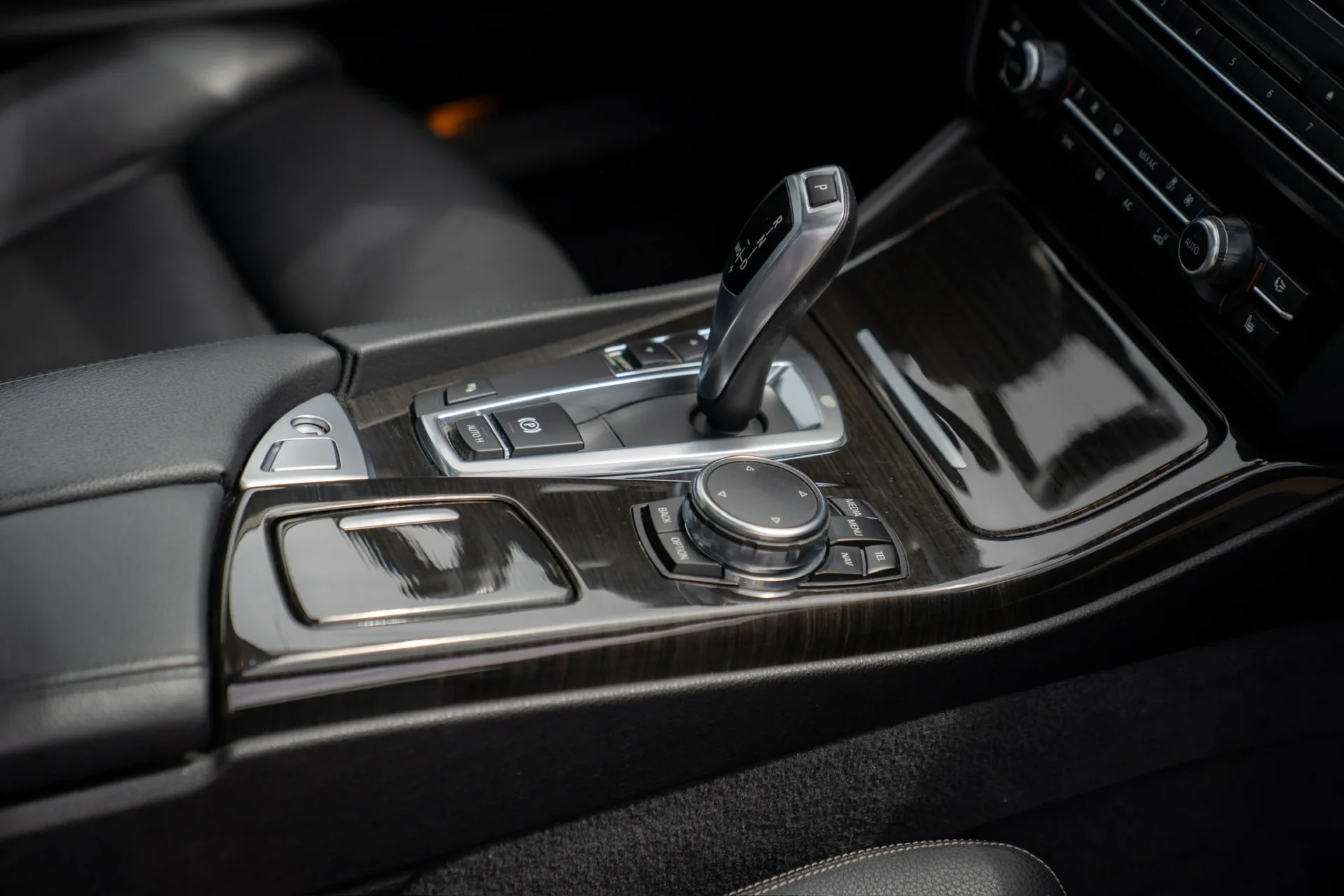 BMW 525d Touring · Panoramic roof · Harman Kardon · Tow bar · 24
