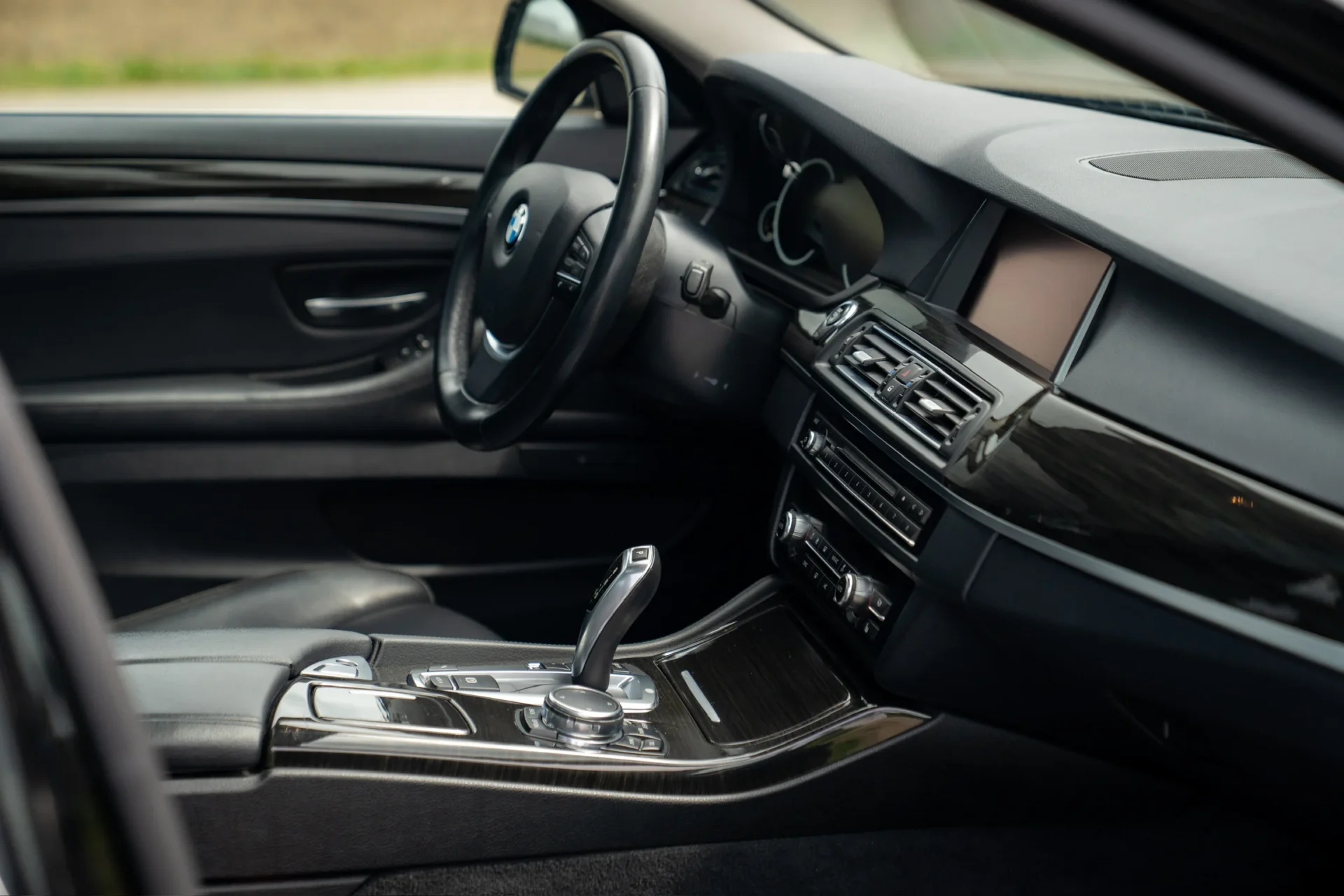 BMW 525d Touring · Panoramic roof · Harman Kardon · Tow bar · 25