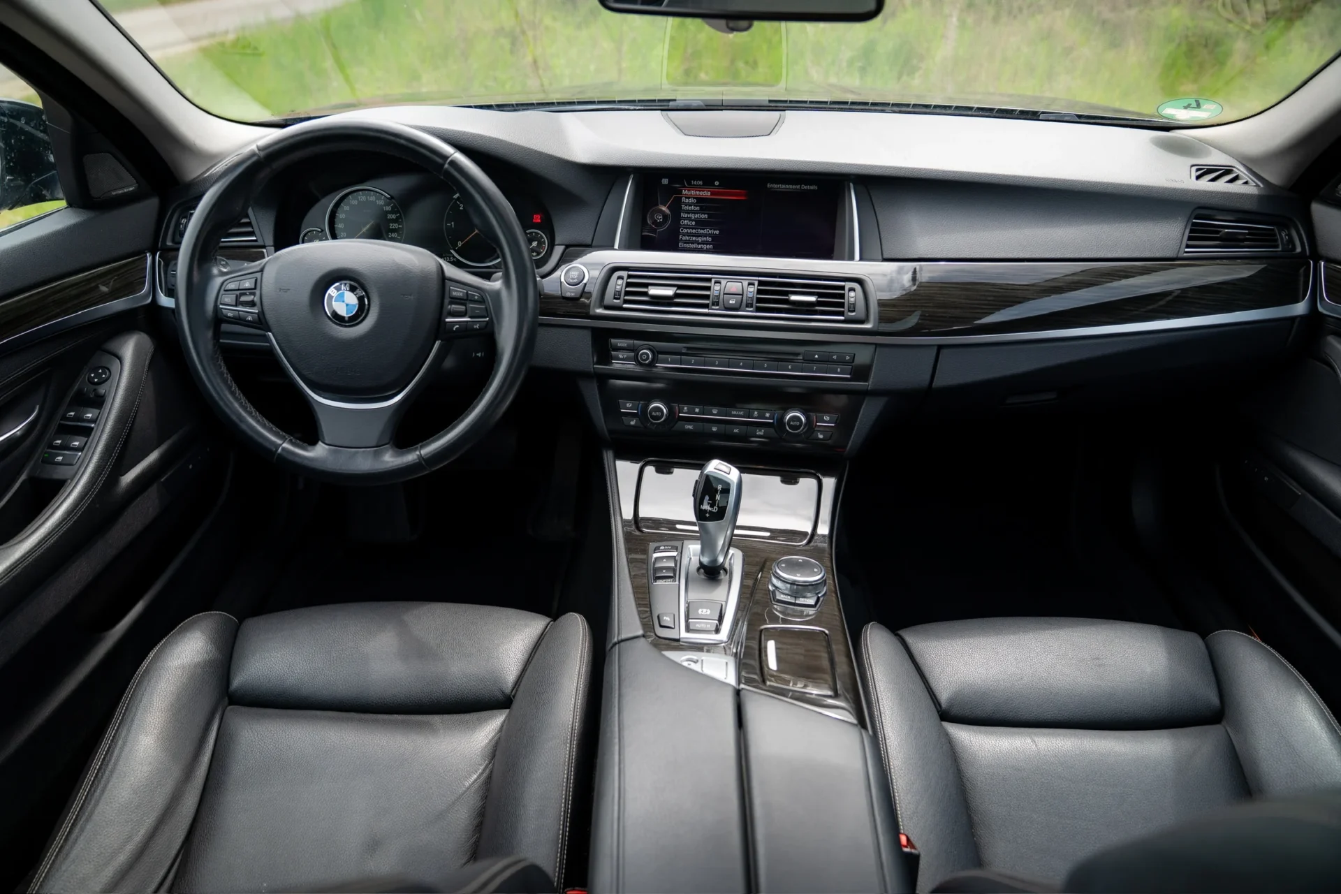BMW 525d Touring · Panoramic roof · Harman Kardon · Tow bar · 26