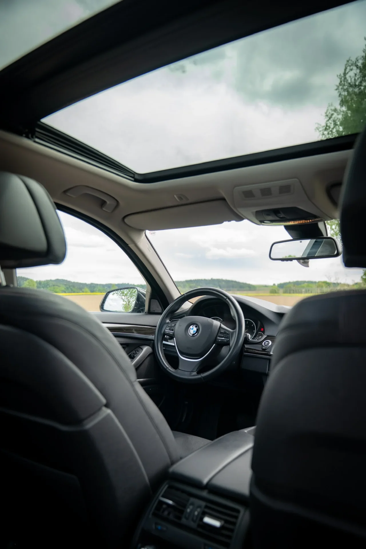 BMW 525d Touring · Panoramic roof · Harman Kardon · Tow bar · 29