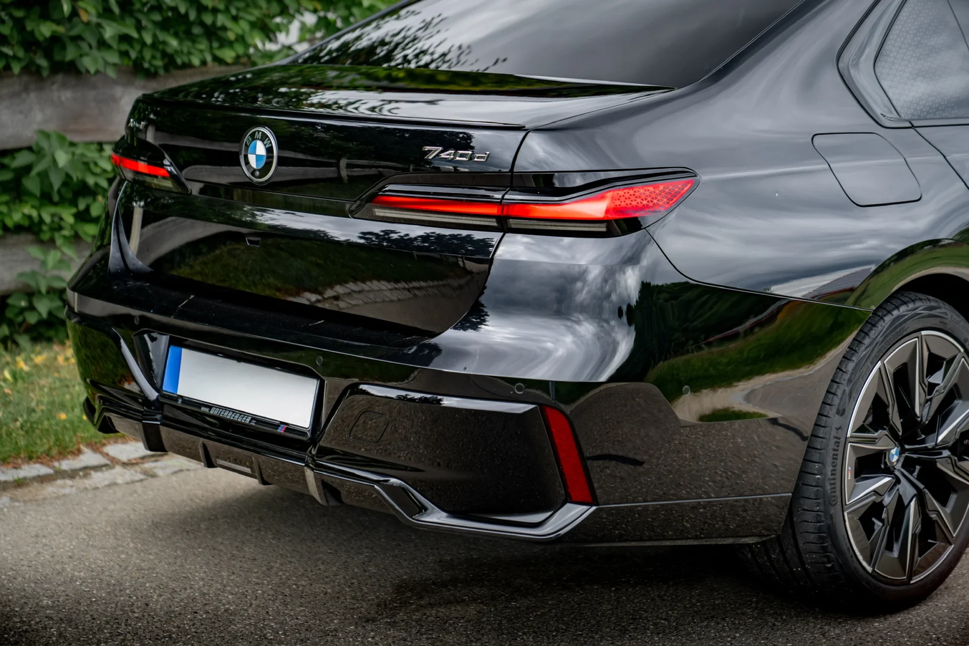 BMW 740d xDrive M Sport · Executive Lounge · Accident-free · Fully serviced · BMW Individual Merino Tartufo · 17