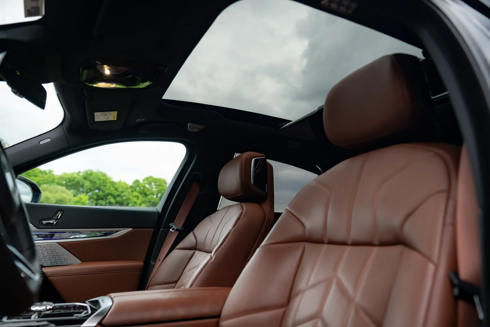 BMW 740d xDrive M Sport · Executive Lounge · Accident-free · Fully serviced · BMW Individual Merino Tartufo · 27