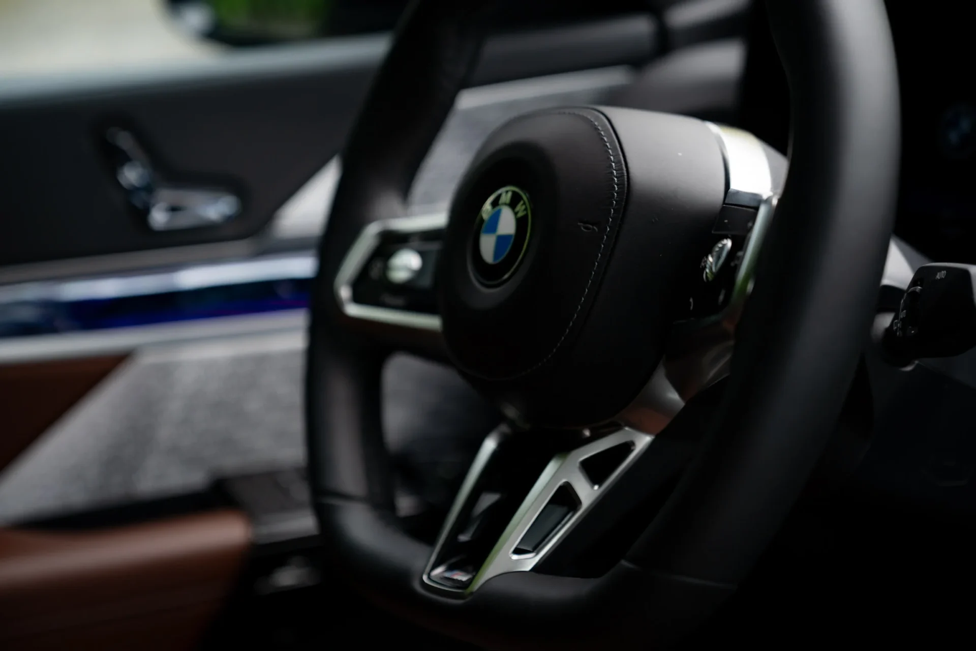 BMW 740d xDrive M Sport · Executive Lounge · Accident-free · Fully serviced · BMW Individual Merino Tartufo · 33