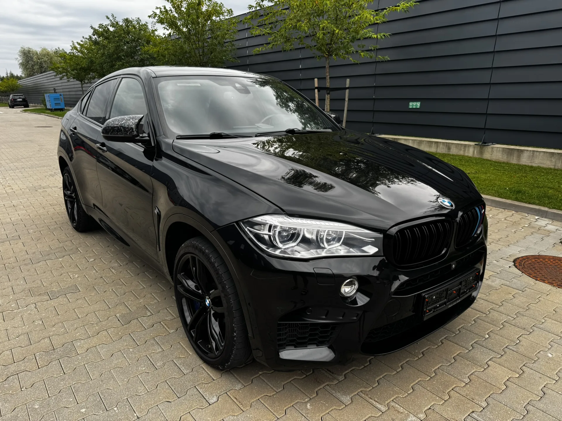 BMW X6 M 4.4 V8 xDrive · 575 hp · Bang & Olufsen · Repaired accident vehicle, US import · 2