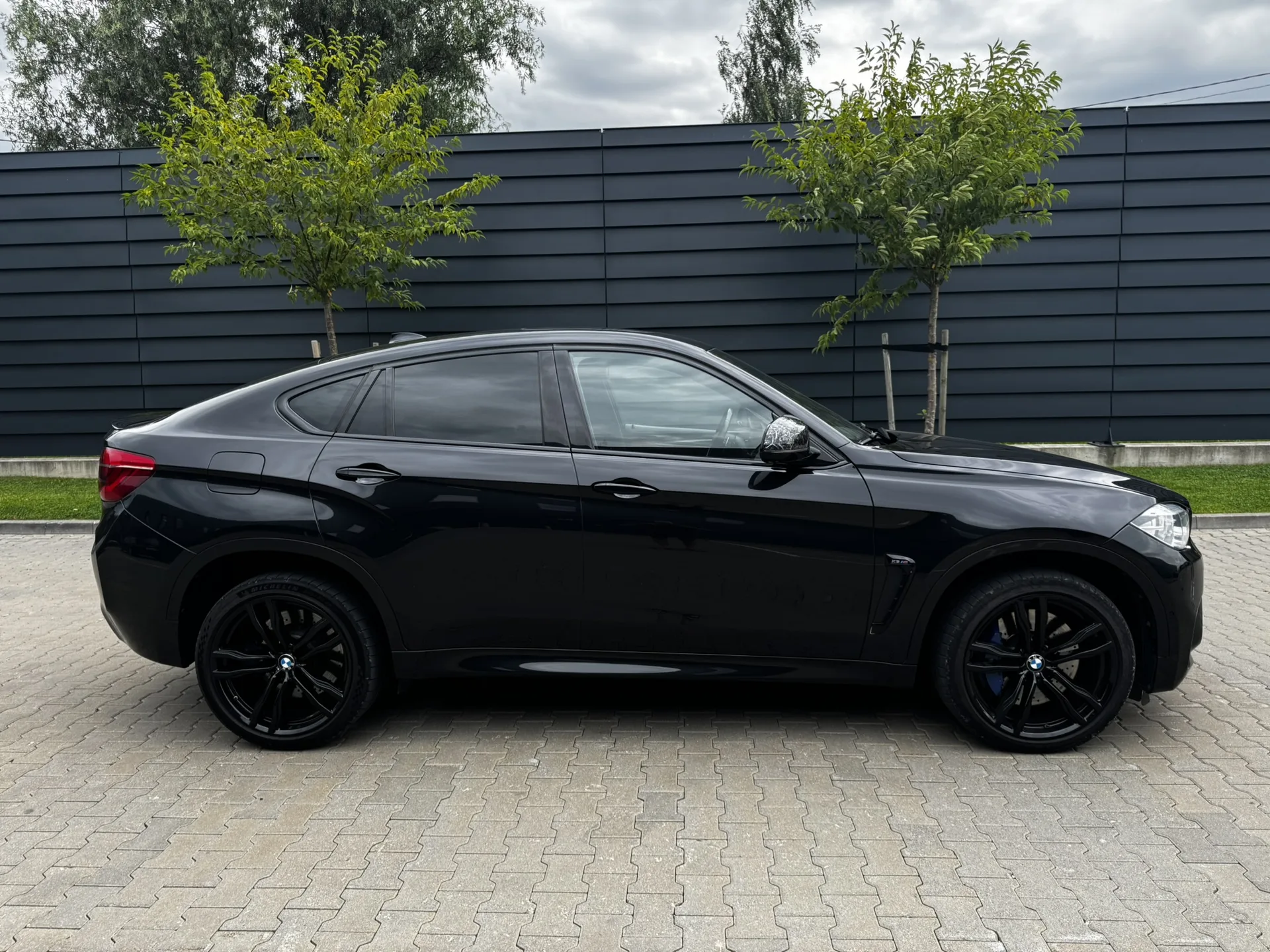 BMW X6 M 4.4 V8 xDrive · 575 hp · Bang & Olufsen · Repaired accident vehicle, US import · 3