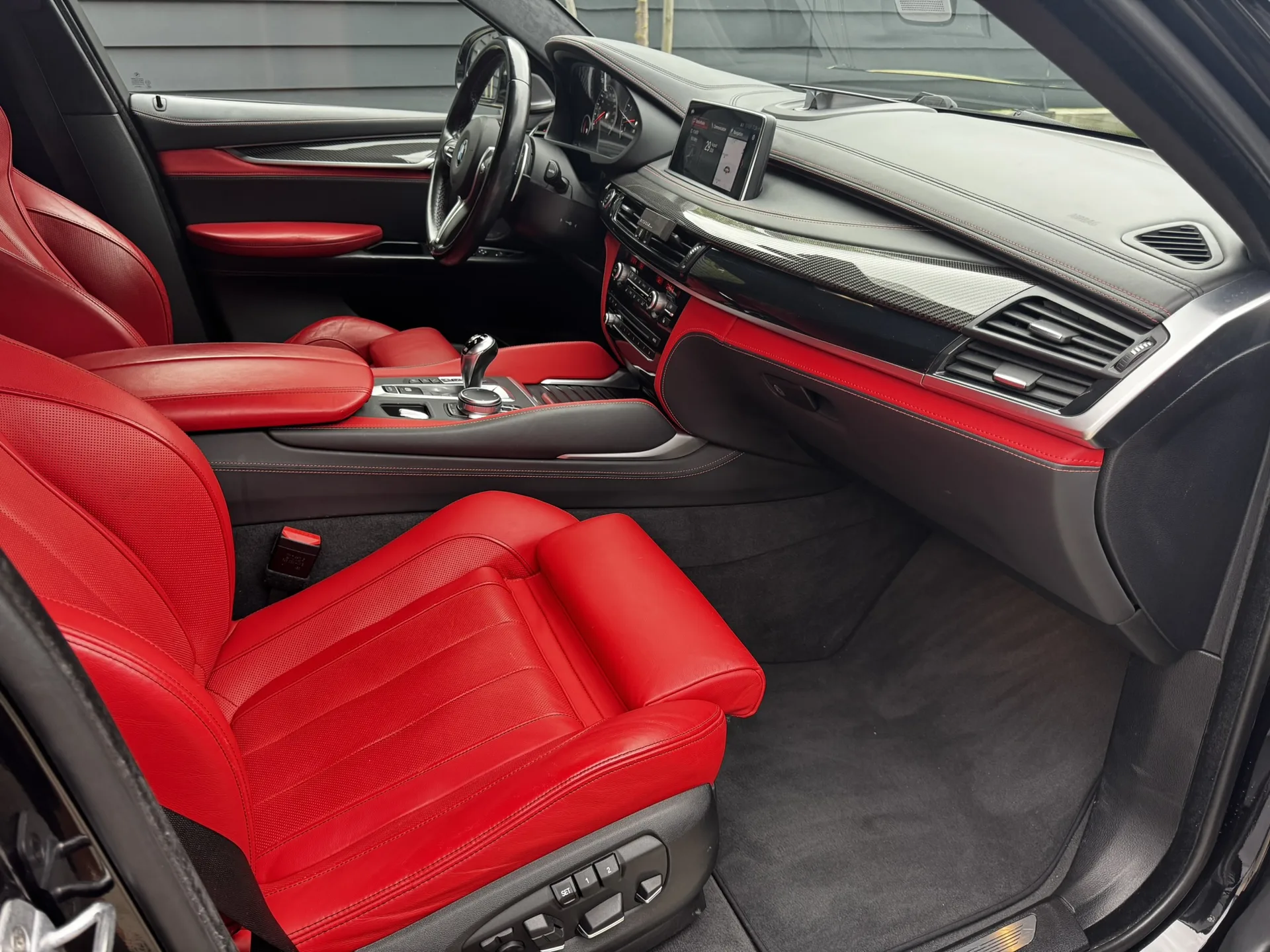 BMW X6 M 4.4 V8 xDrive · 575 hp · Bang & Olufsen · Repaired accident vehicle, US import · 12