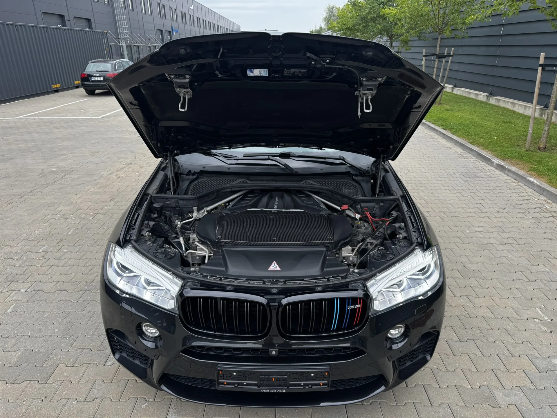 BMW X6 M 4.4 V8 xDrive · 575 hp · Bang & Olufsen · Repaired accident vehicle, US import · 18