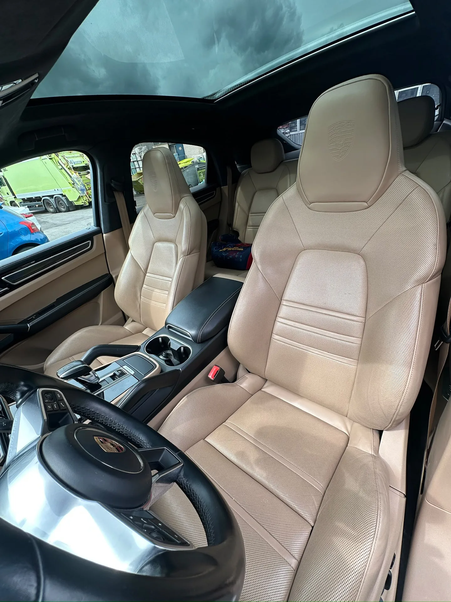 Porsche Cayenne S Coupé Platinum Edition · 440 hp · Air suspension · Rear-axle steering · Head-up · 22-inch · 6