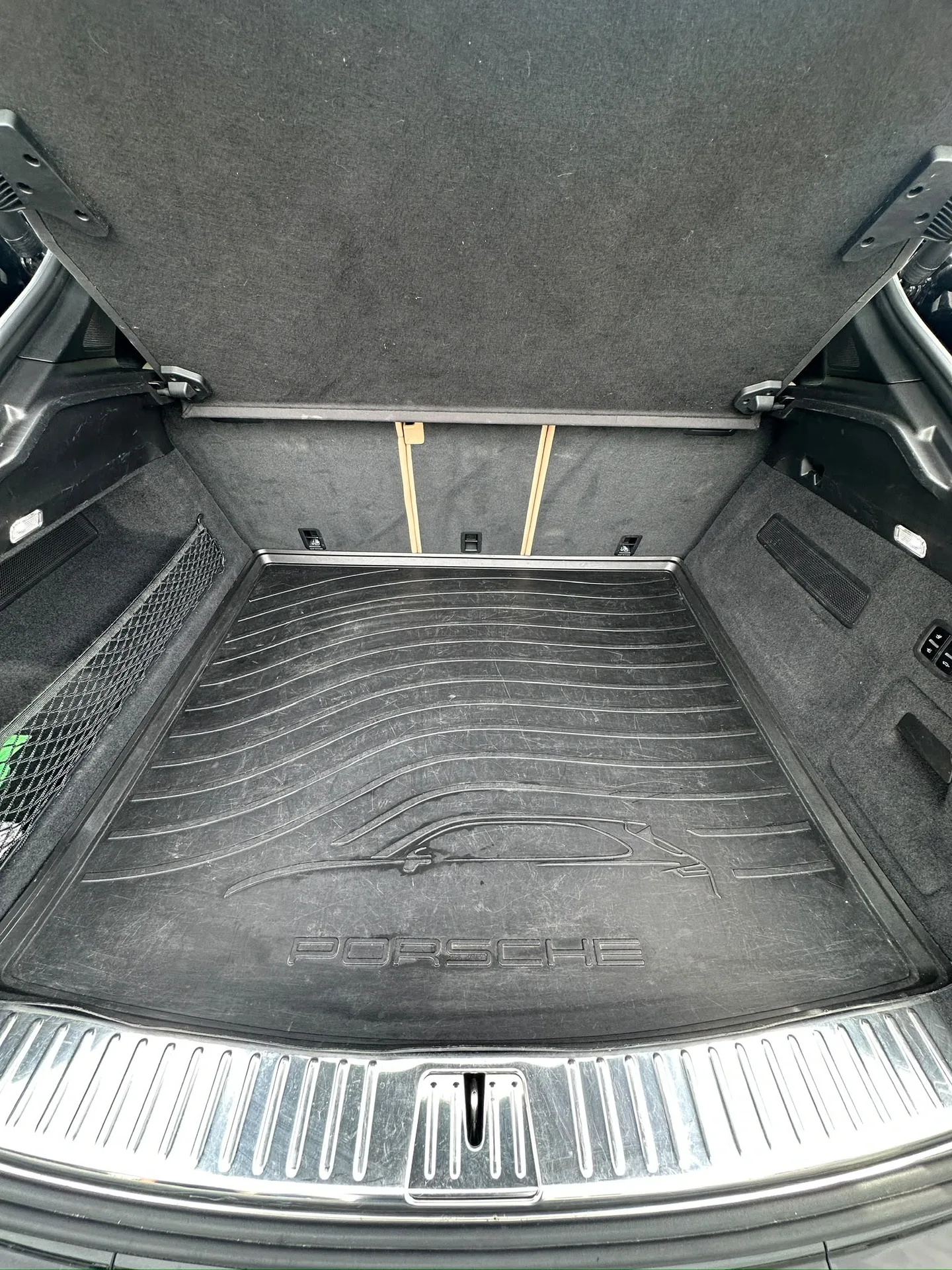 Porsche Cayenne S Coupé Platinum Edition · 440 hp · Air suspension · Rear-axle steering · Head-up · 22-inch · 11