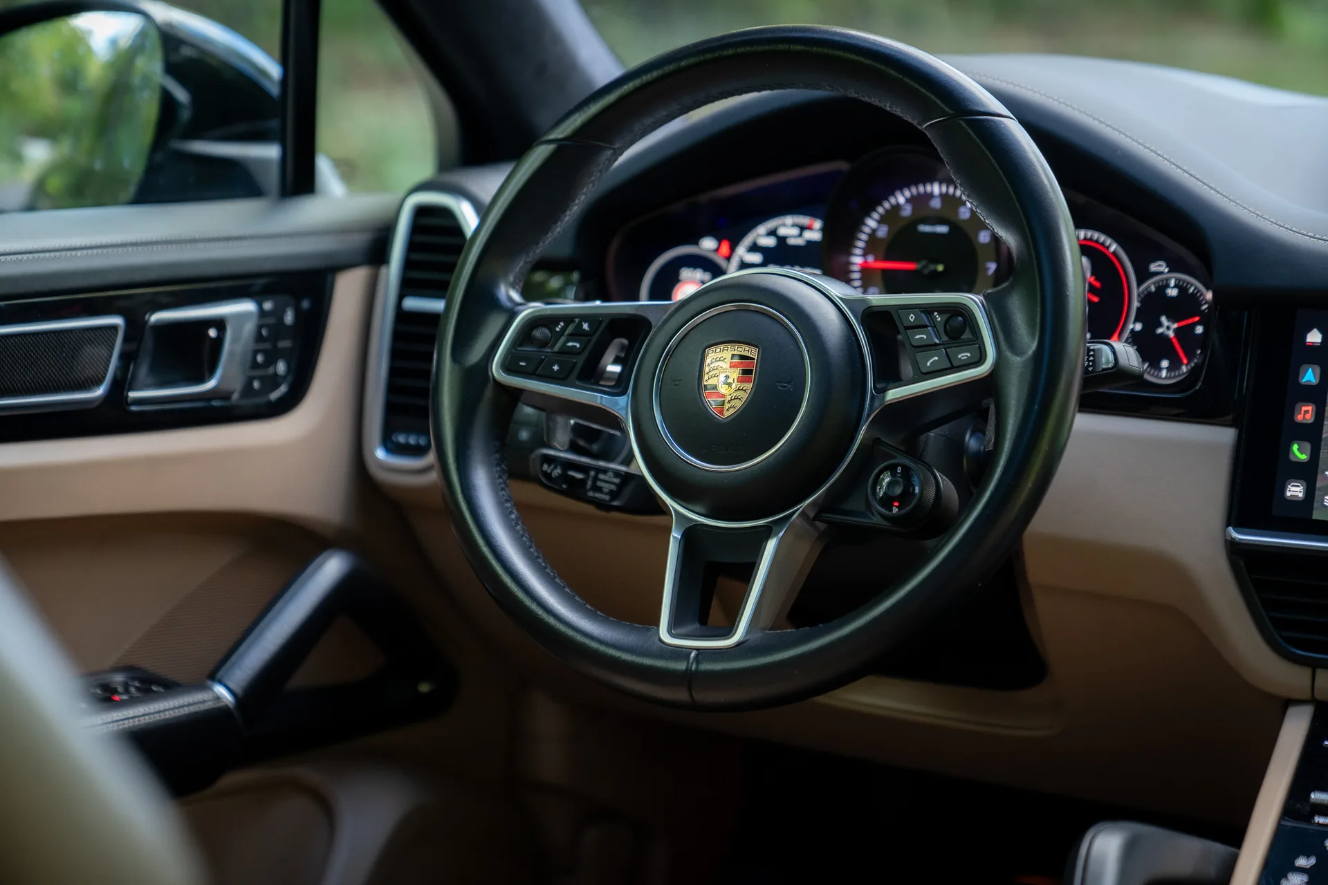 Porsche Cayenne S Coupé Platinum Edition · 440 hp · Air suspension · Rear-axle steering · Head-up · 22-inch · 19