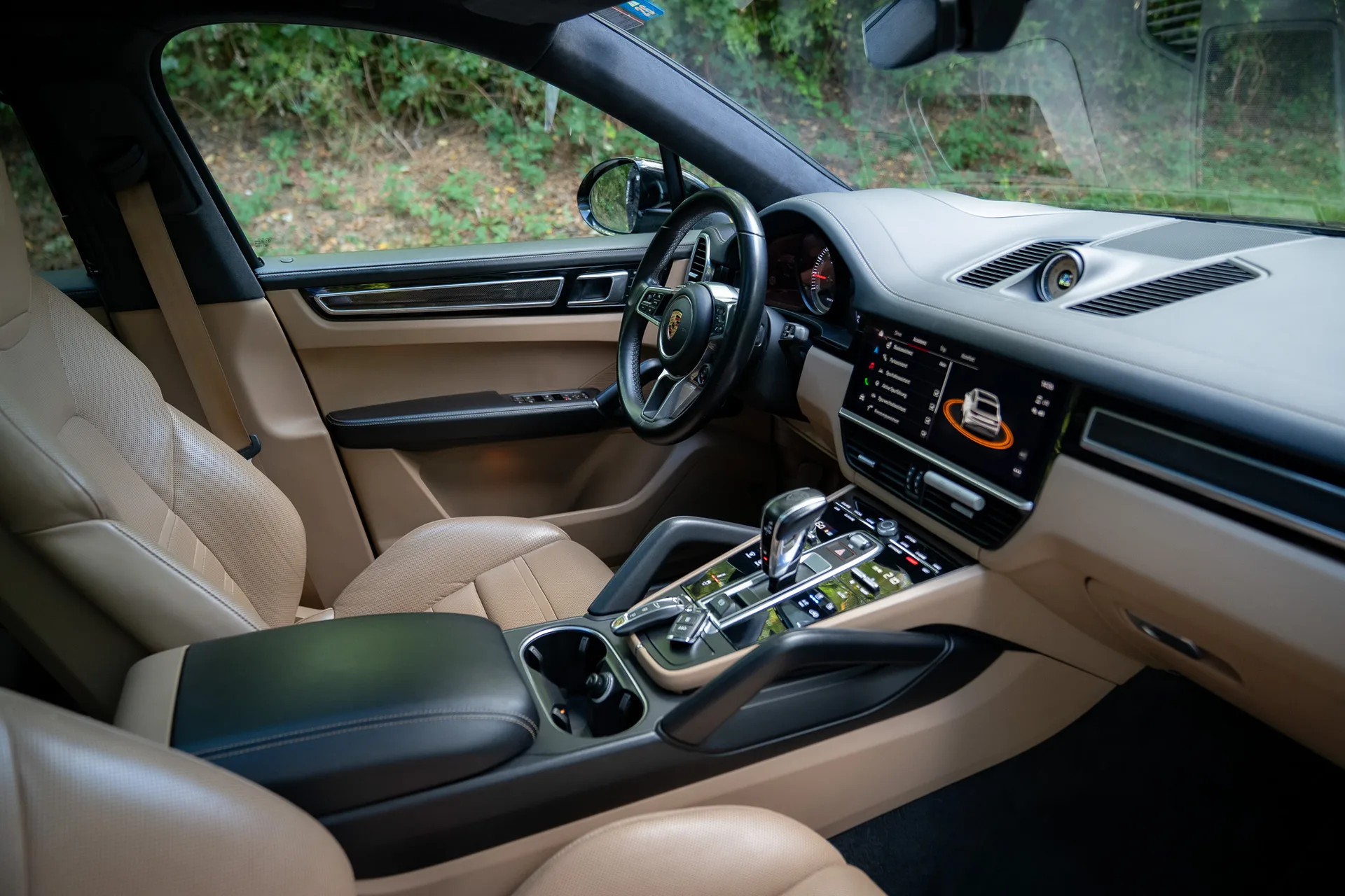 Porsche Cayenne S Coupé Platinum Edition · 440 hp · Air suspension · Rear-axle steering · Head-up · 22-inch · 21