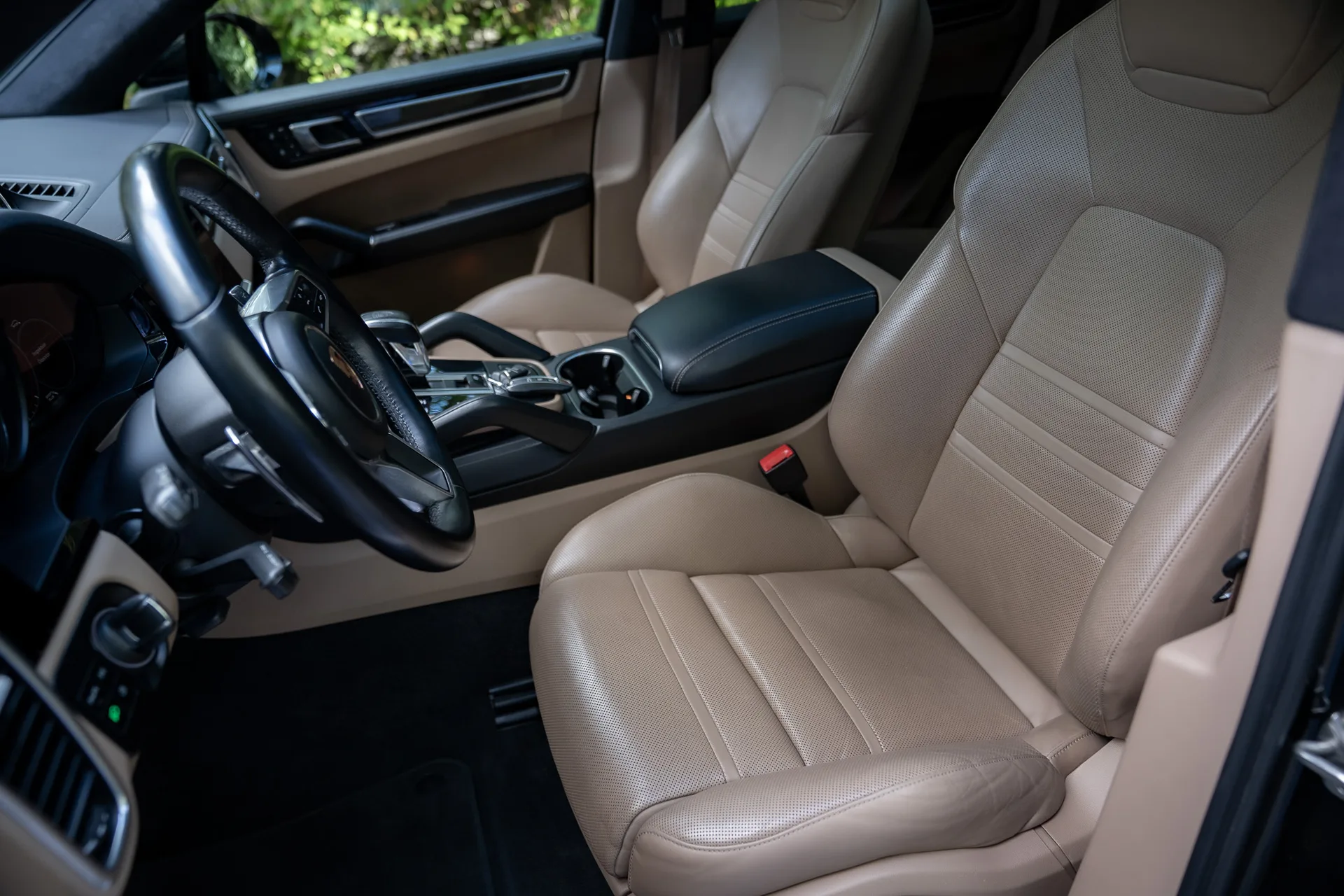 Porsche Cayenne S Coupé Platinum Edition · 440 hp · Air suspension · Rear-axle steering · Head-up · 22-inch · 22