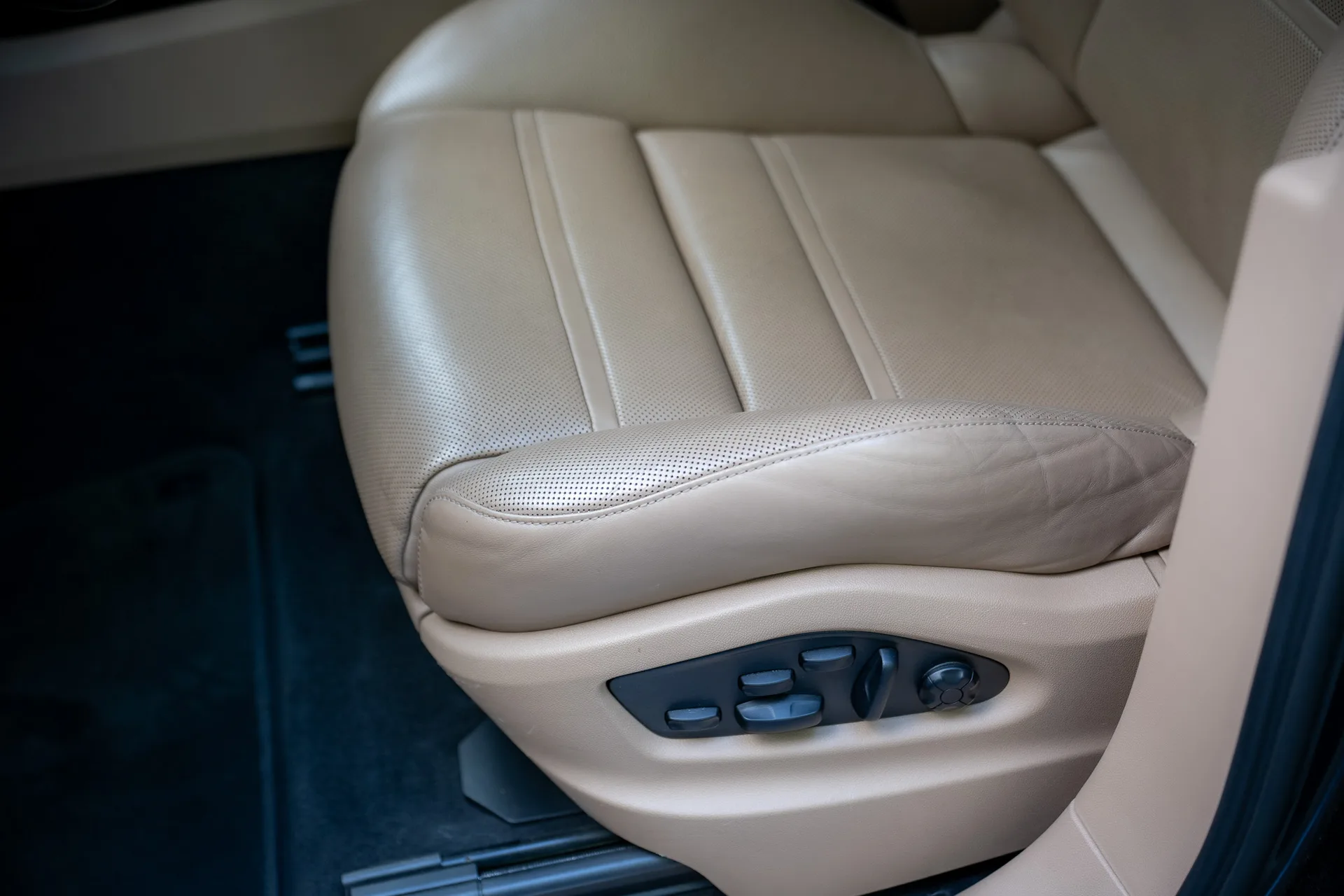 Porsche Cayenne S Coupé Platinum Edition · 440 hp · Air suspension · Rear-axle steering · Head-up · 22-inch · 23