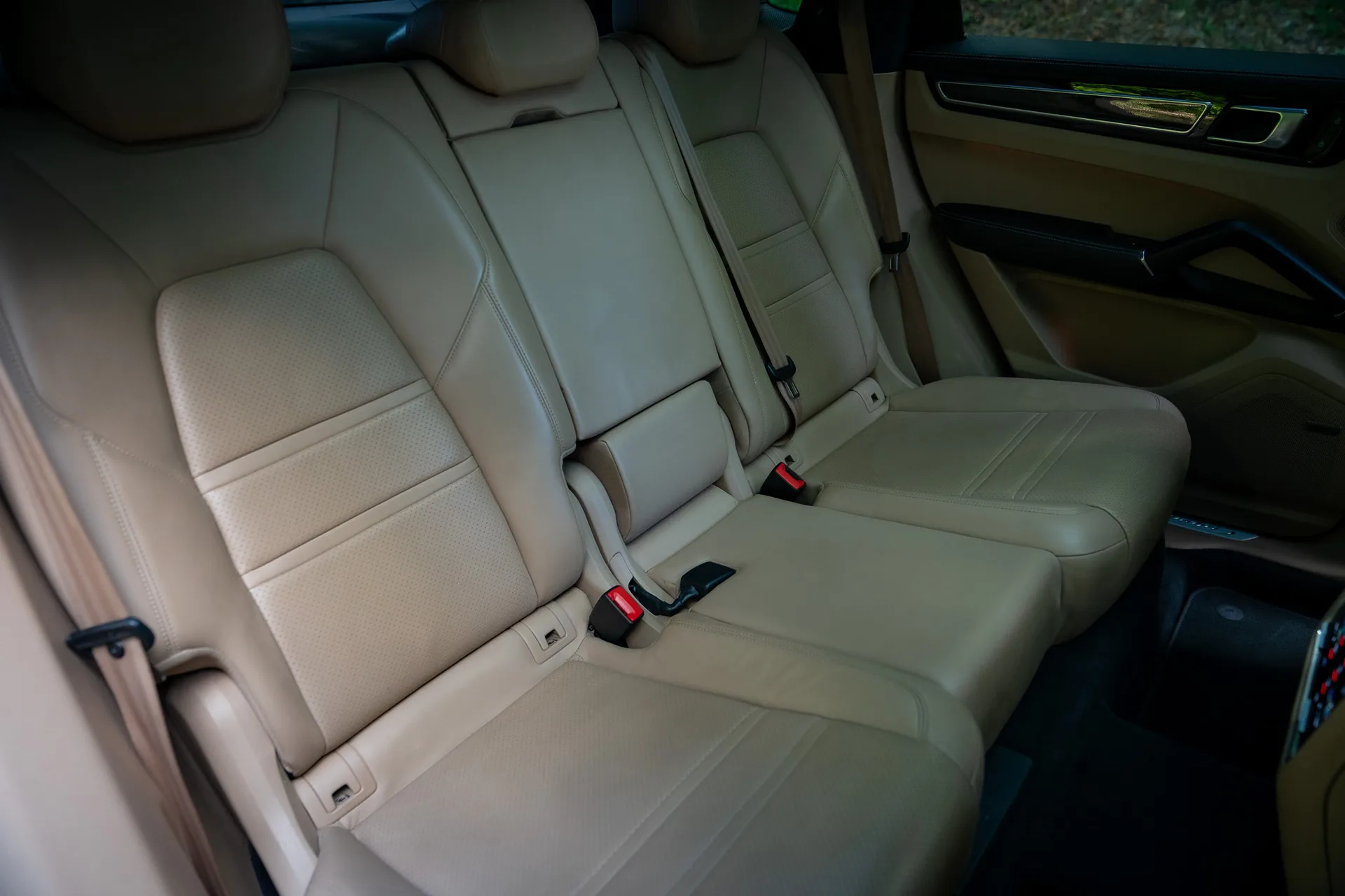 Porsche Cayenne S Coupé Platinum Edition · 440 hp · Air suspension · Rear-axle steering · Head-up · 22-inch · 24