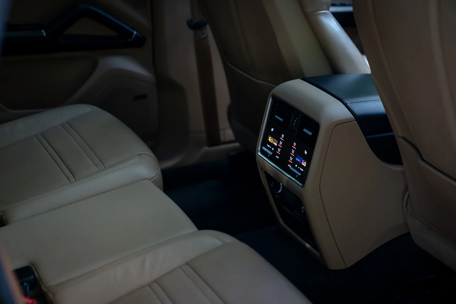Porsche Cayenne S Coupé Platinum Edition · 440 hp · Air suspension · Rear-axle steering · Head-up · 22-inch · 25