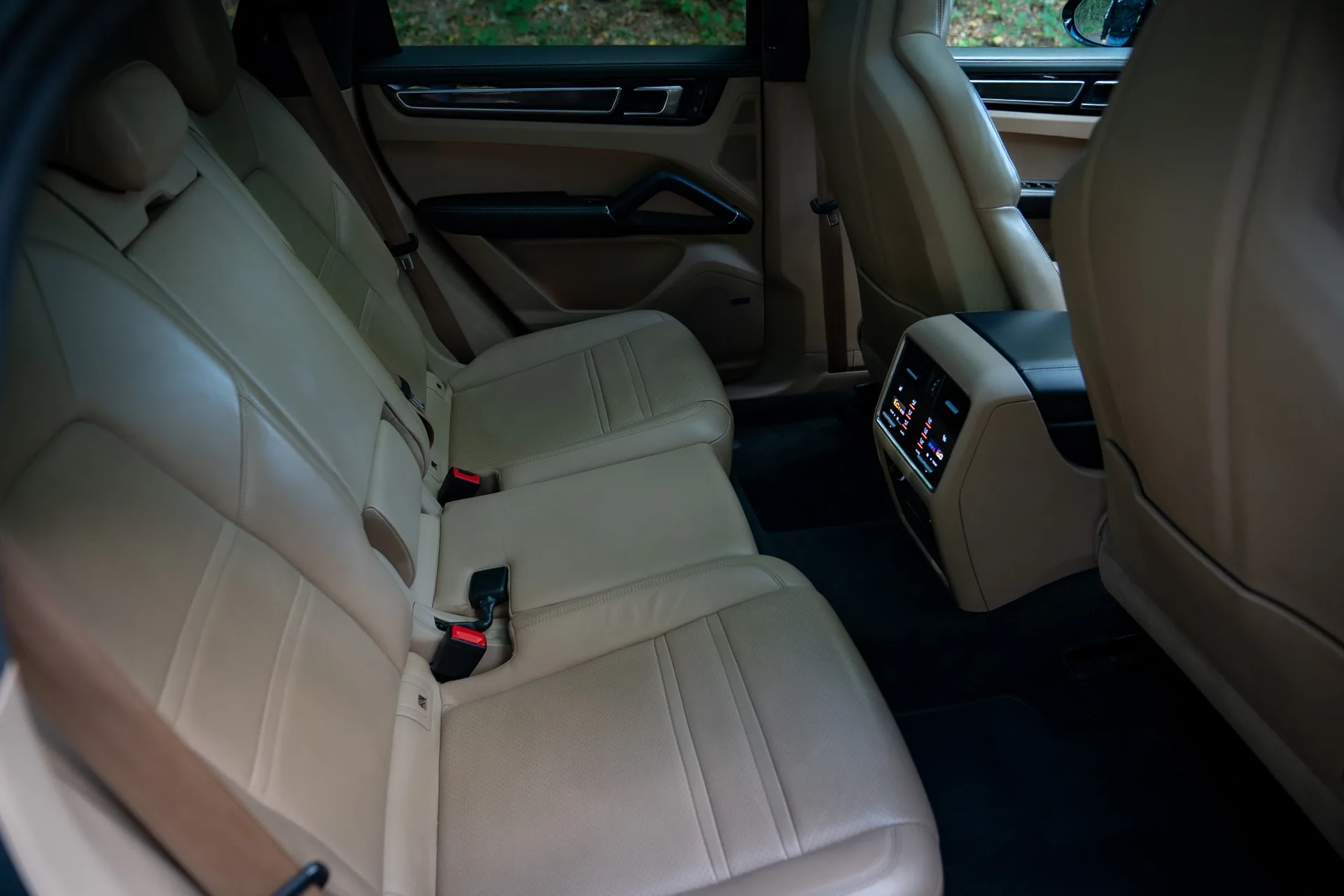 Porsche Cayenne S Coupé Platinum Edition · 440 hp · Air suspension · Rear-axle steering · Head-up · 22-inch · 26