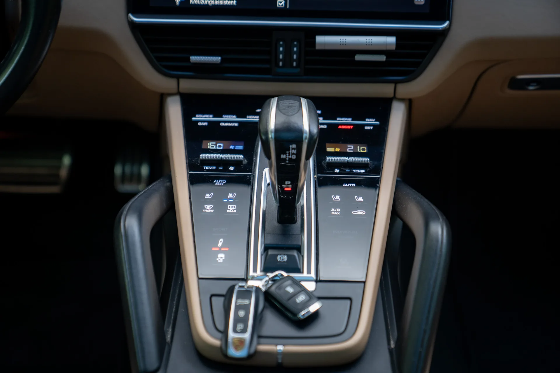 Porsche Cayenne S Coupé Platinum Edition · 440 hp · Air suspension · Rear-axle steering · Head-up · 22-inch · 28