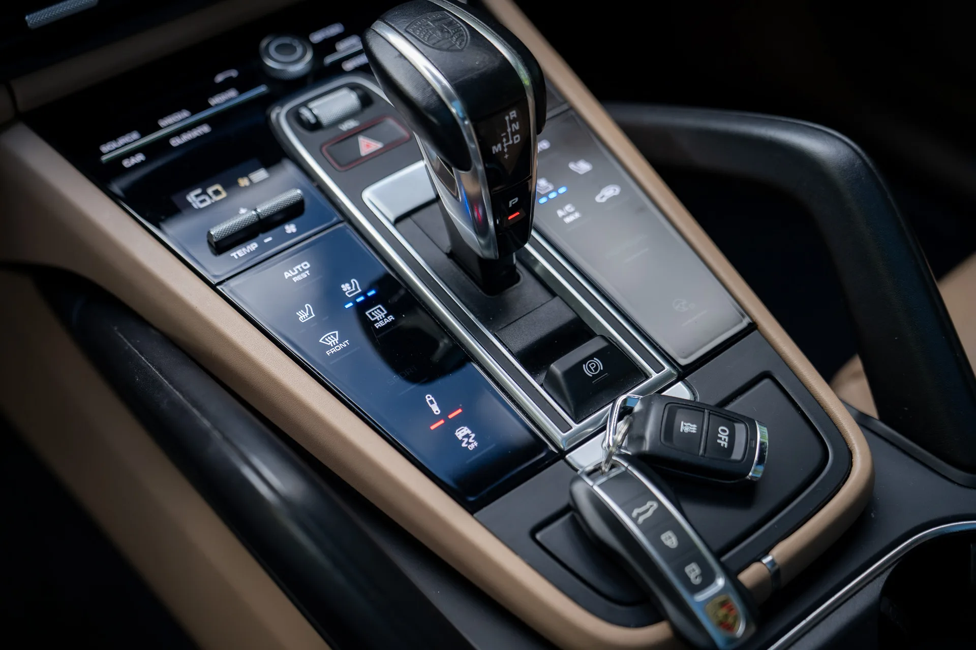 Porsche Cayenne S Coupé Platinum Edition · 440 hp · Air suspension · Rear-axle steering · Head-up · 22-inch · 30