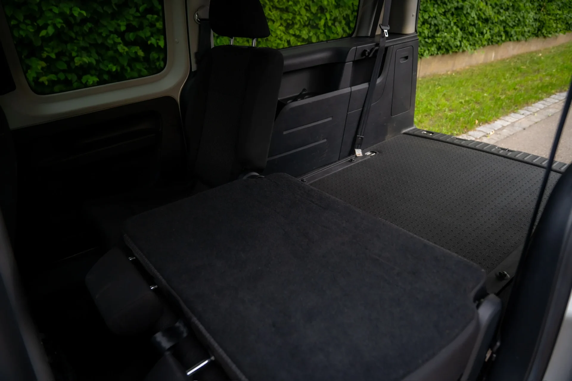 Volkswagen Caddy 1.4 TGI DSG · Natural gas (CNG) · New timing belt 04/2026 · Complete service book · HU until 12/2027 · 14